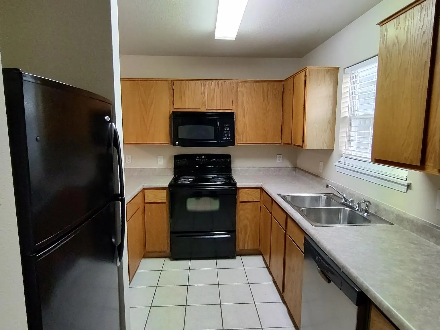 2 bed, 2.5 bath, 1202 sqft, $1,295 — Photo 4