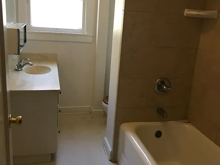 210 E Wyandotte St — Photo 16
