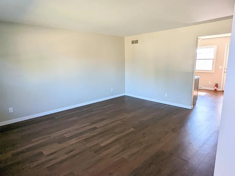 307 Robinhood Ln #EAST — Photo 2