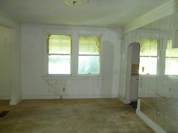 4th image of 6822 College Ave