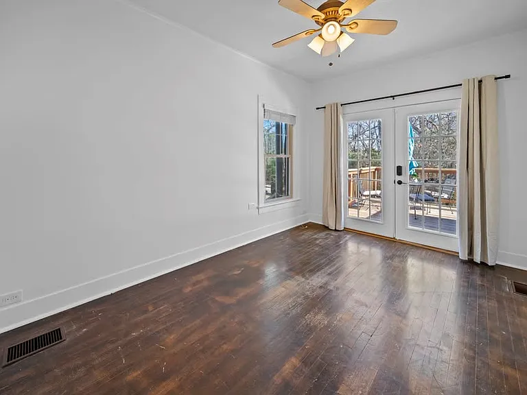 210 E Dobbs St — Photo 22