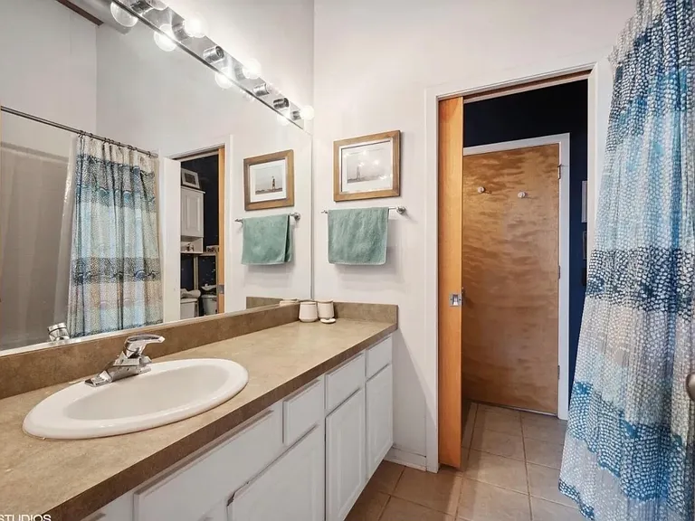 1740 N Maplewood Ave #212 — Photo 9