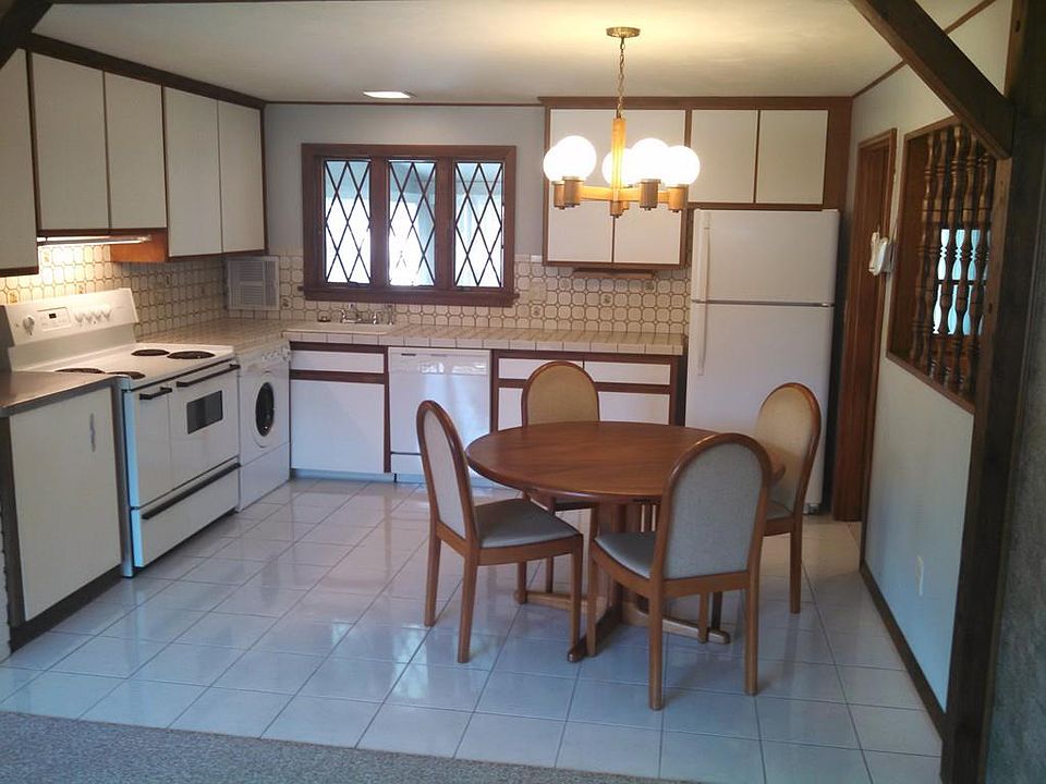 2nd image of 134 Sheridan St
