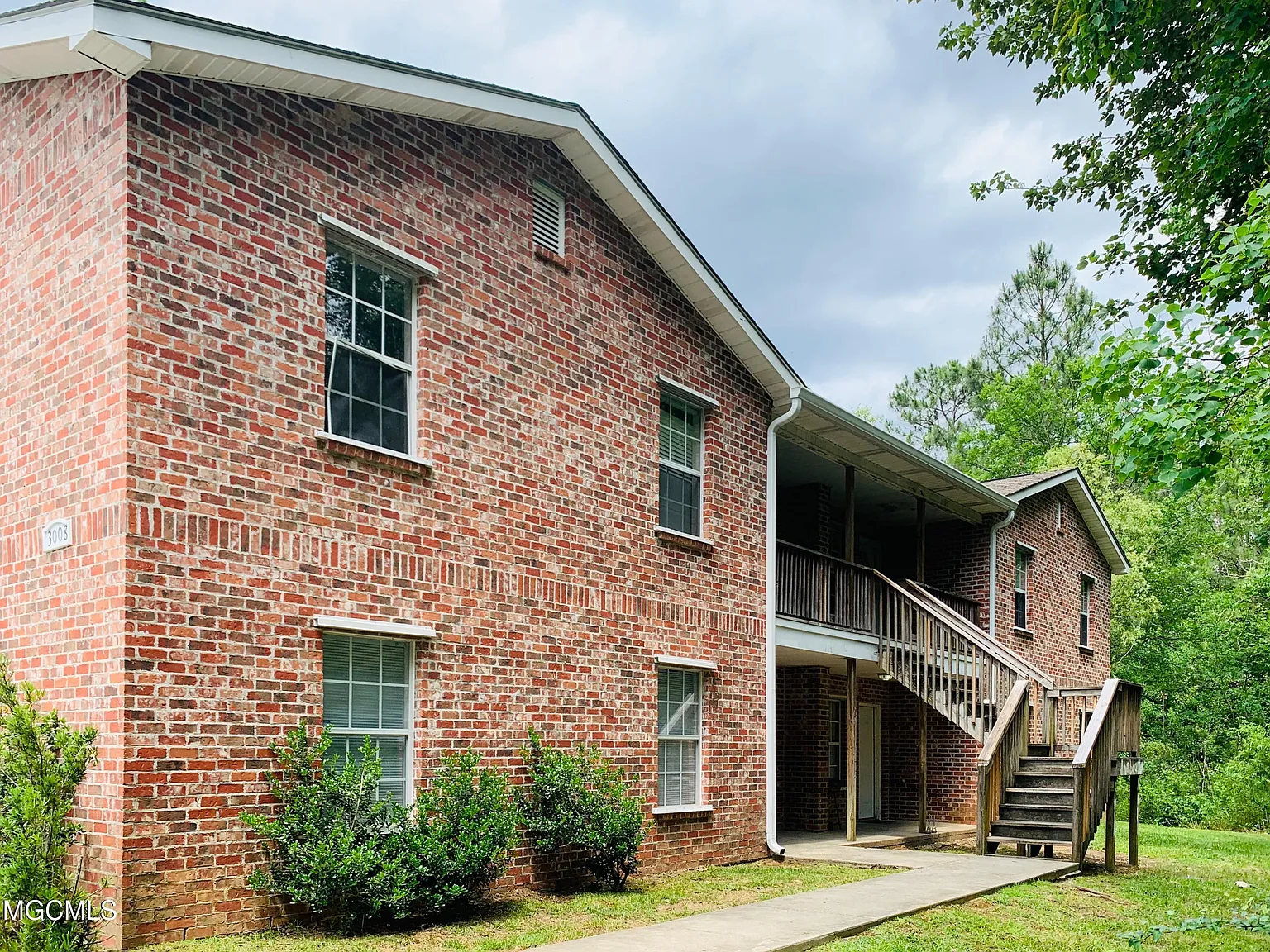 3 bed, 2.0 bath, 1054 sqft, $900 — Photo 1