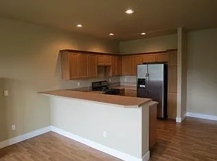 1675 NW Hemlock Ave — Photo 3