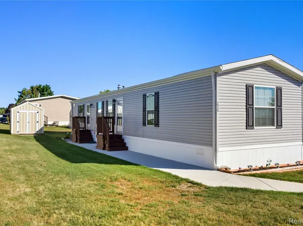 230 E Macgregor Ct, Highland, MI 48357