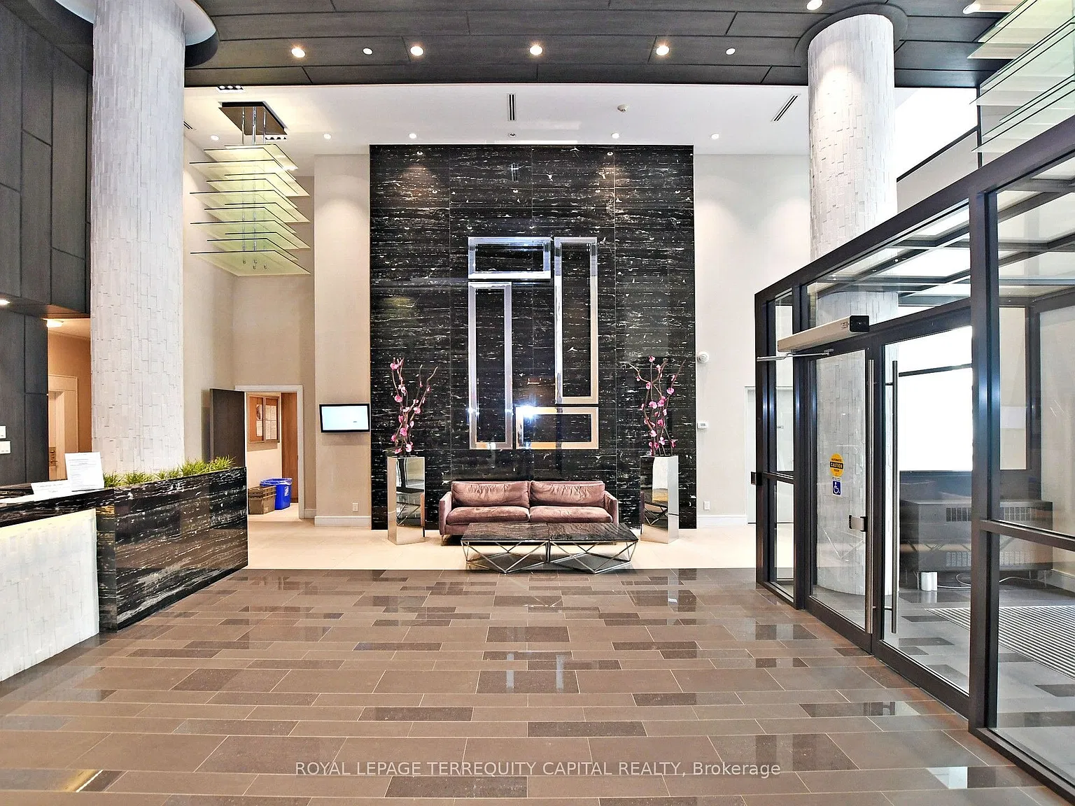 9199 Yonge St — Photo 3