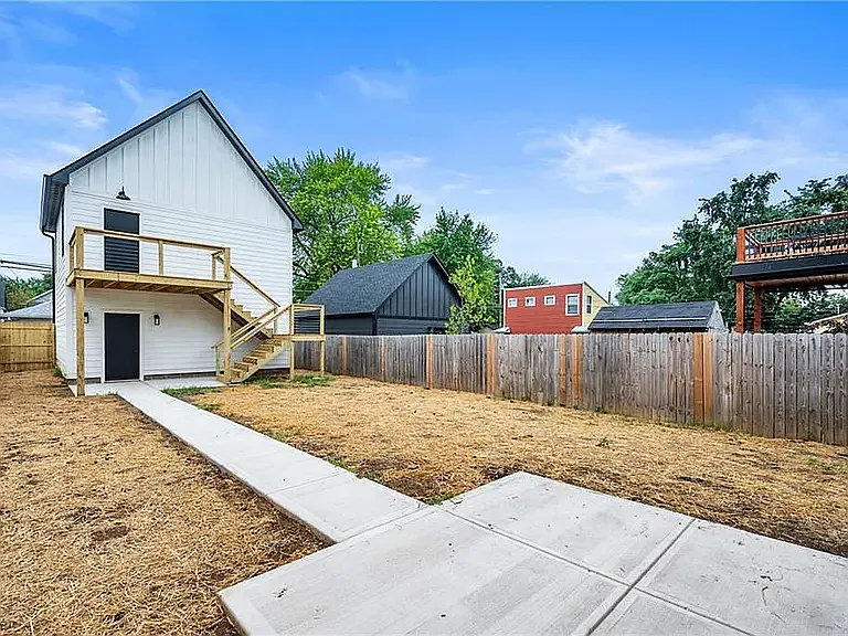 811 E Minnesota St — Photo 46