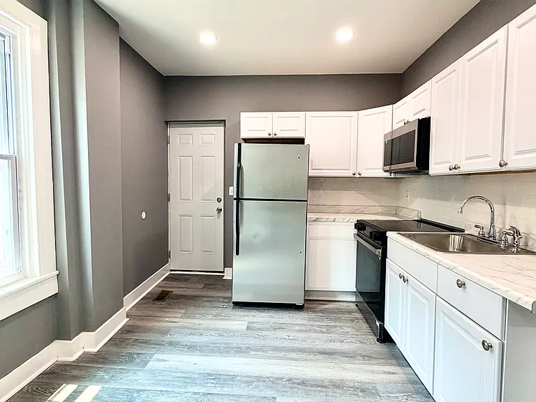 500 N Port St — Photo 5