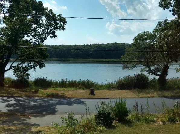 212 Sea View Dr, Warwick, RI 02889