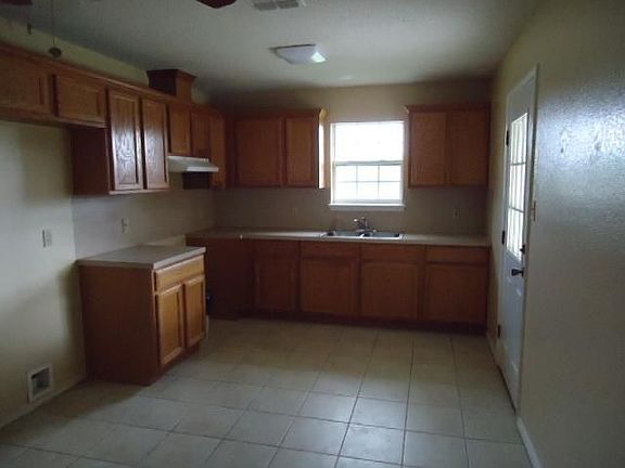 5th image of 1018 Woodford St