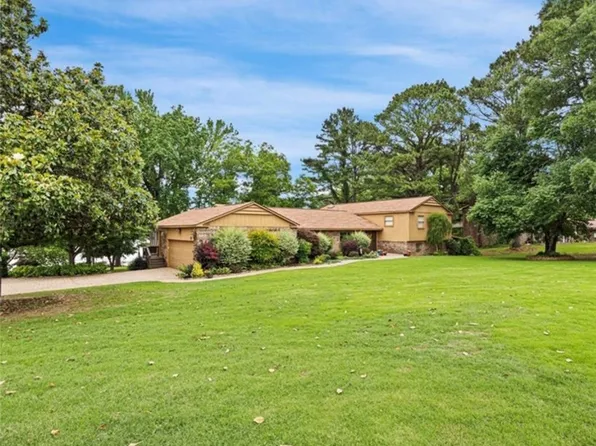 214 N Shore Dr, Russellville, AR 72802