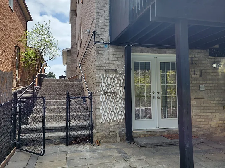 2385 Hargood Pl #LOWER — Photo 4