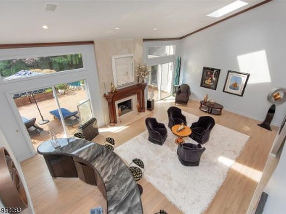 3rd image of 17 Canoe Brook Dr