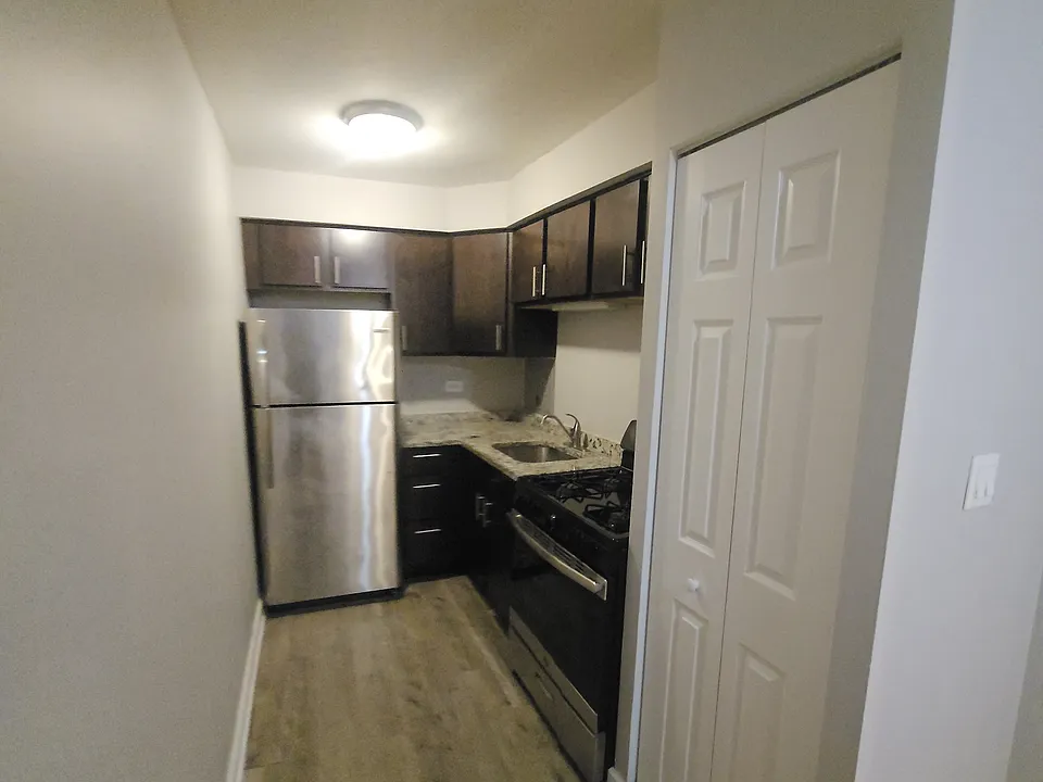 6211 N Kenmore Ave #402