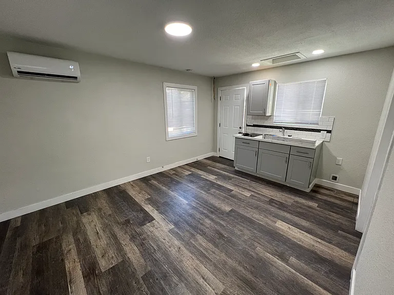 708 E Roseburg Ave #B — Photo 4