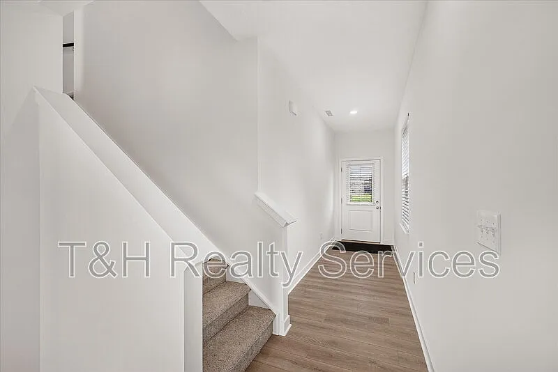 3 bed, 2.5 bath, 1706 sqft, $2,100 — Photo 3