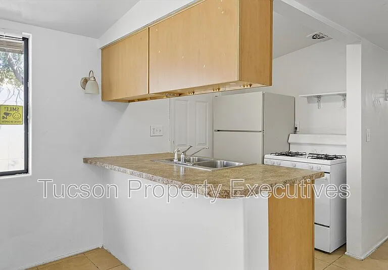 1662 N Beverly Ave — Photo 1