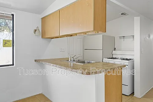 1662 N Beverly Ave Photo 1