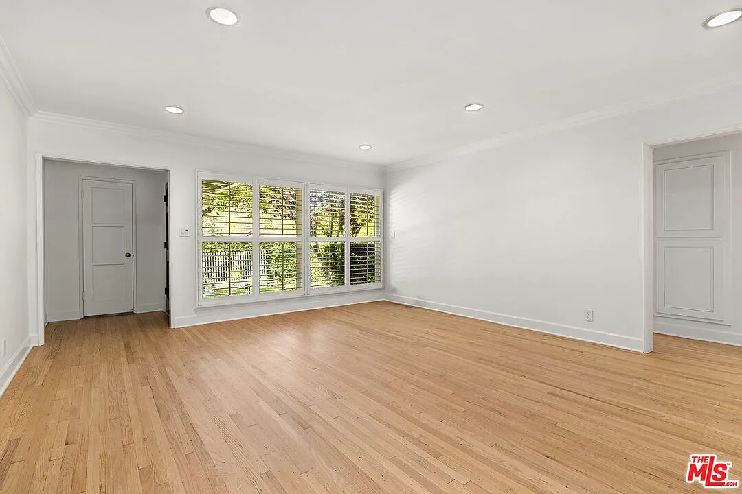 3 bed, 2.0 bath, 1881 sqft, $7,995 — Photo 3