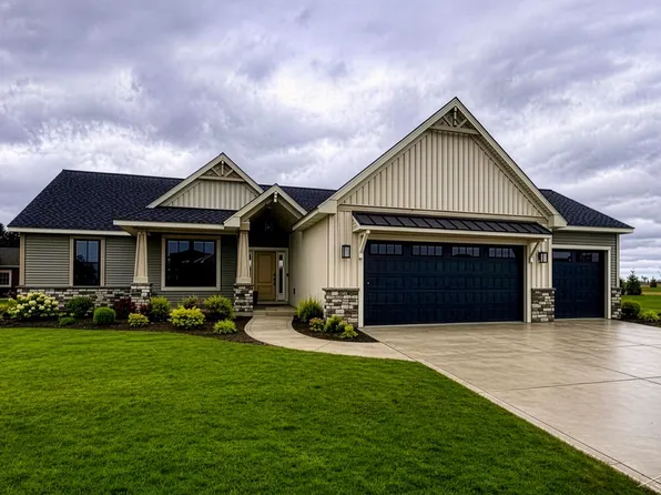 192 Queens Creek Dr, Frankenmuth, MI 48734