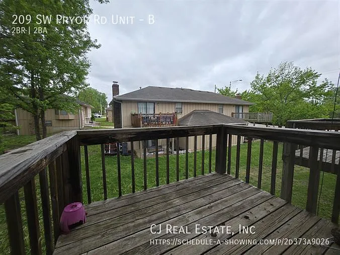 209 SW Pryor Rd #B — Photo 10