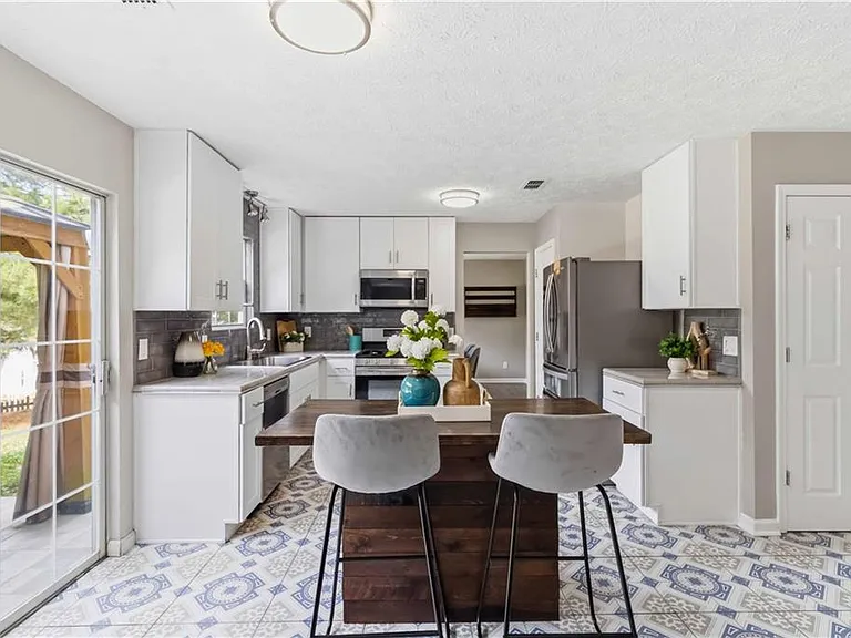 405 Plantation Way — Photo 16