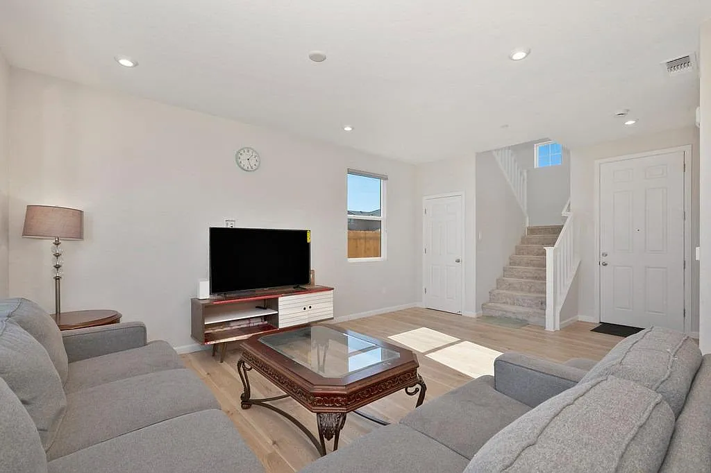 3 bed, 2.5 bath, 1634 sqft, $3,000 — Photo 3