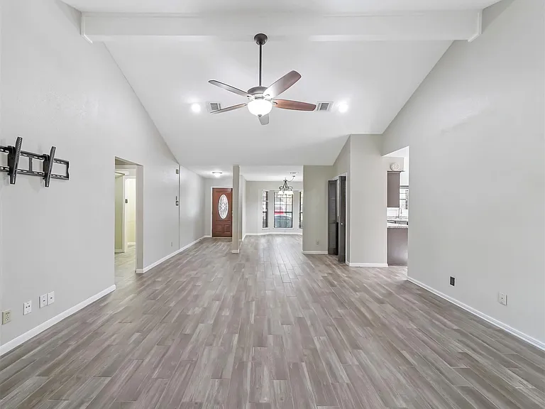 2304 Colleen Dr — Photo 4