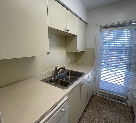 3rd image of 312 Columbia Dr #312