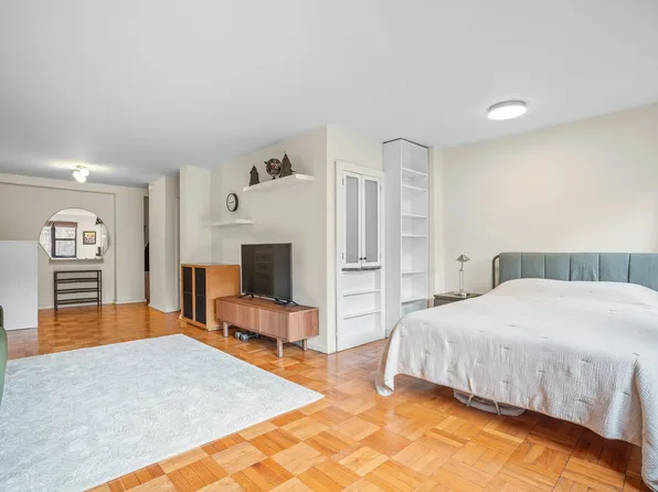 345 East 52nd Street 7B image 3 of 9