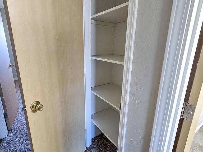 Apartment in West Salem near banks, shopping areas, bus lines, and downtown! ~ Colonial — Photo 94