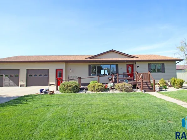 712 1st St NE, Wessington Springs, SD 57382