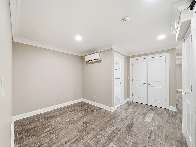 37 Astoria Pl #1 — Photo 12
