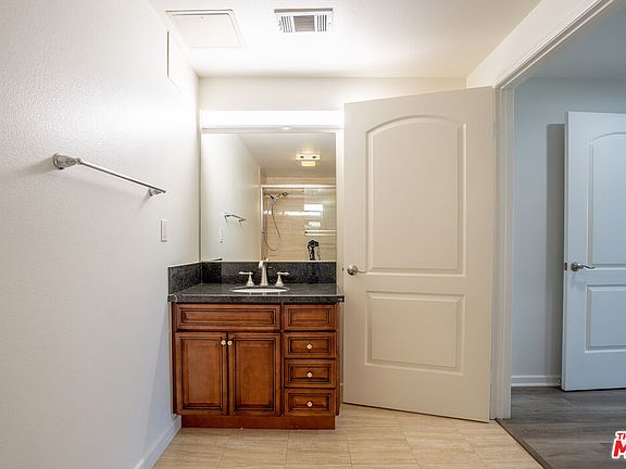 4th image of 1037 S Fedora St #401
