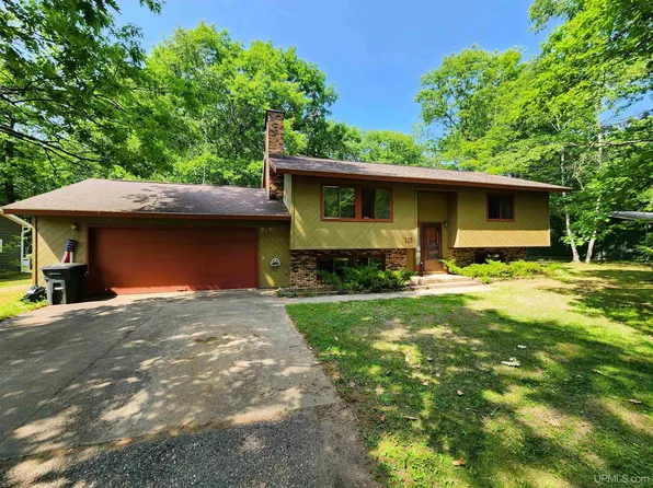 113 Oakridge Dr, Marquette, MI 49855