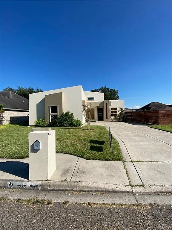 3 bed, 2.0 bath, 1813 sqft, $2,000 — Photo 1