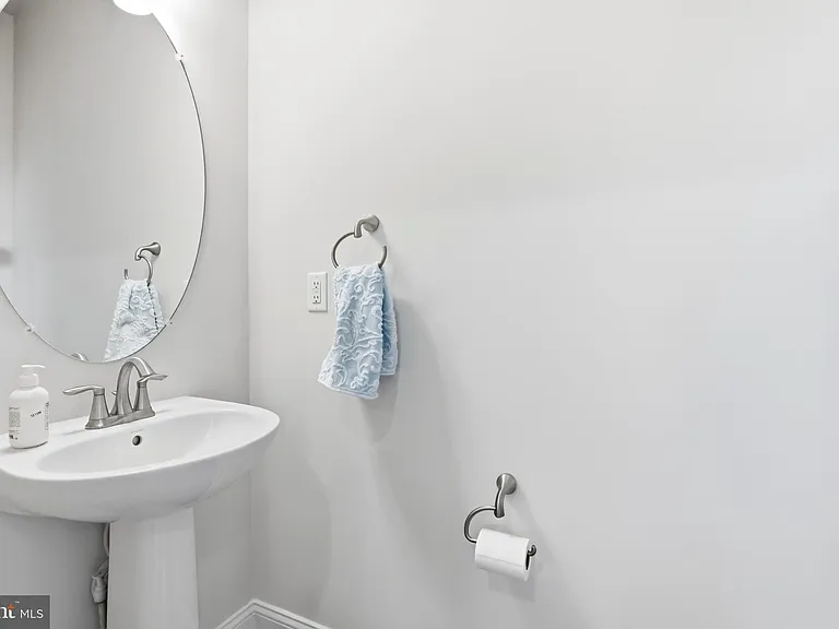 7140 Banbury Dr — Photo 13