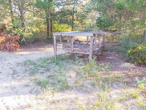 3rd image of 944 Pecan Dr