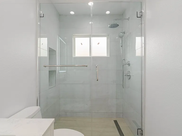 323 N Louise St #F — Photo 16