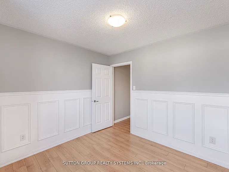 1152 Riddell Cres — Photo 17