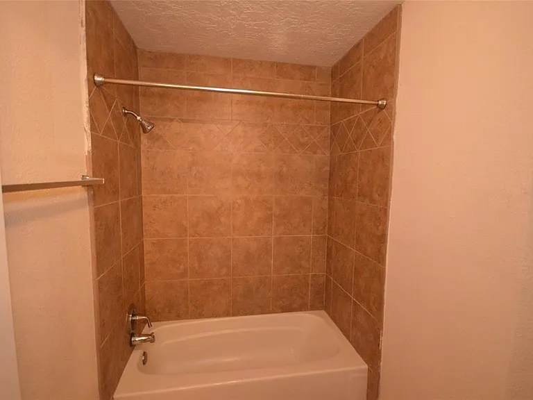 2314 Crooked Ln — Photo 12