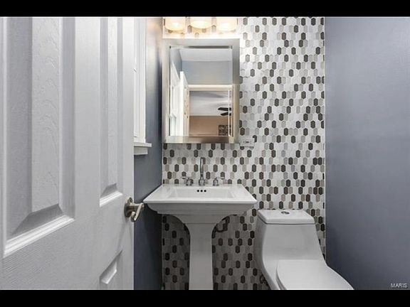 3rd image of 9532 Tealridge Dr