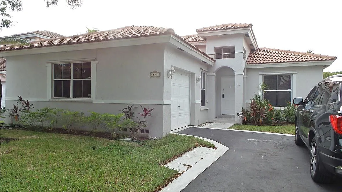 3 bed, 2.0 bath, 1328 sqft, $3,100 — Photo 1