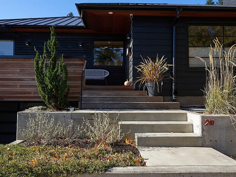 2111 SE 28th Pl — Photo 3