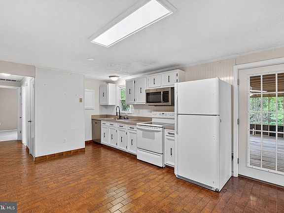 4th image of 9773 Emerald Ln