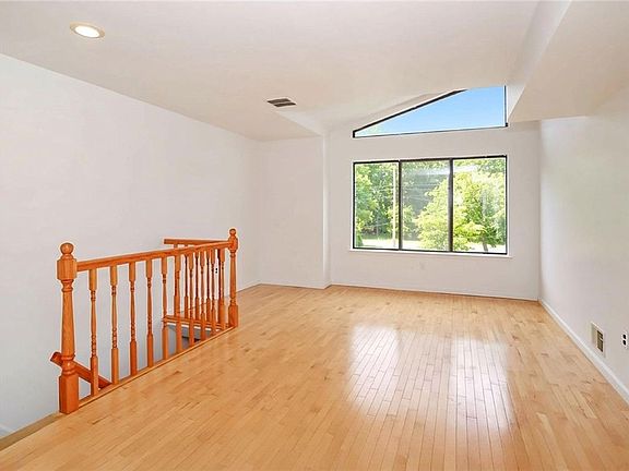 3rd image of 3438 Amboy Rd #A