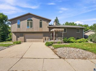 2000 E Tracy Ln, Sioux Falls, SD 57103