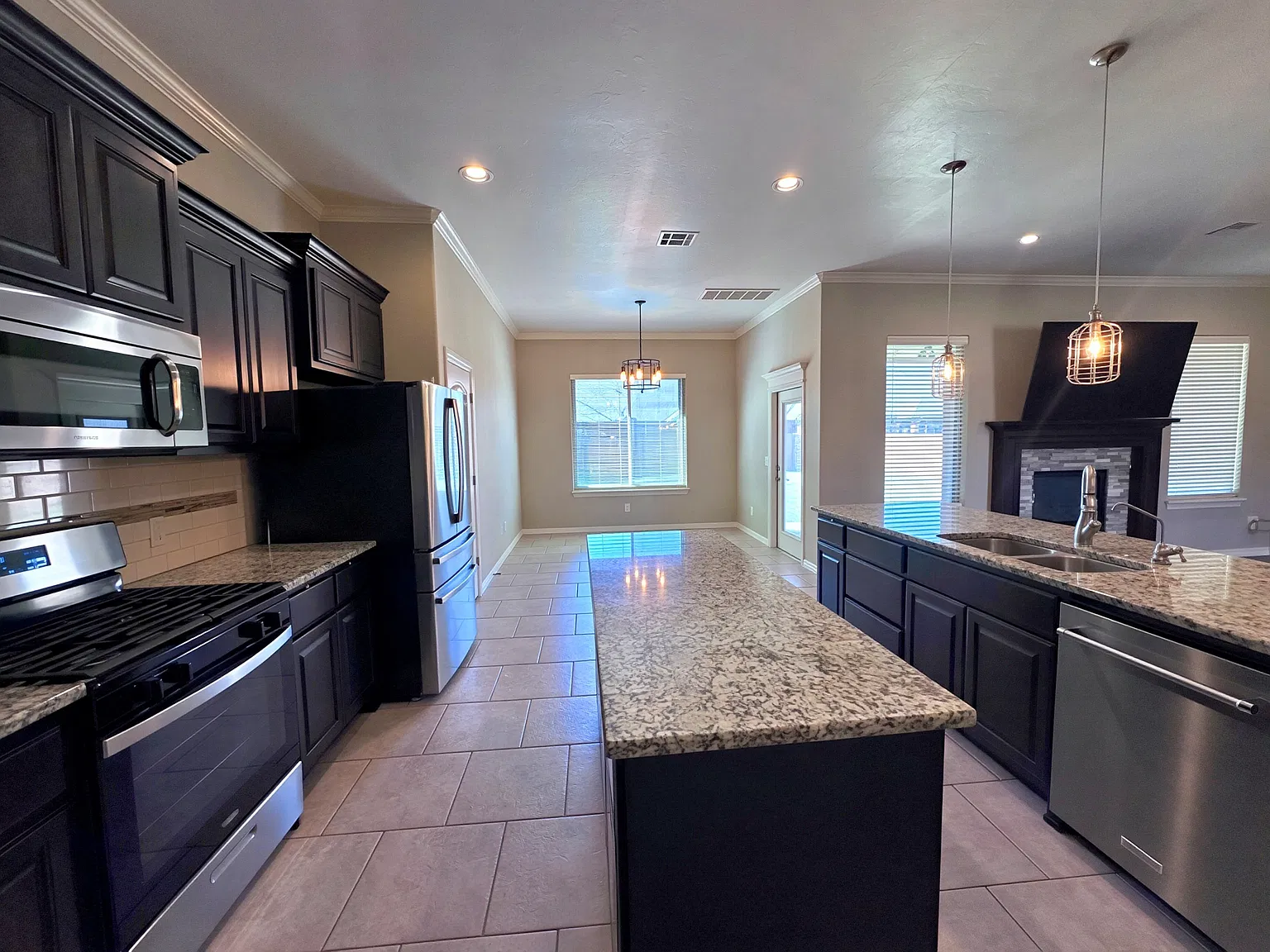 4 bed, 2048 sqft, $2,500 — Photo 4