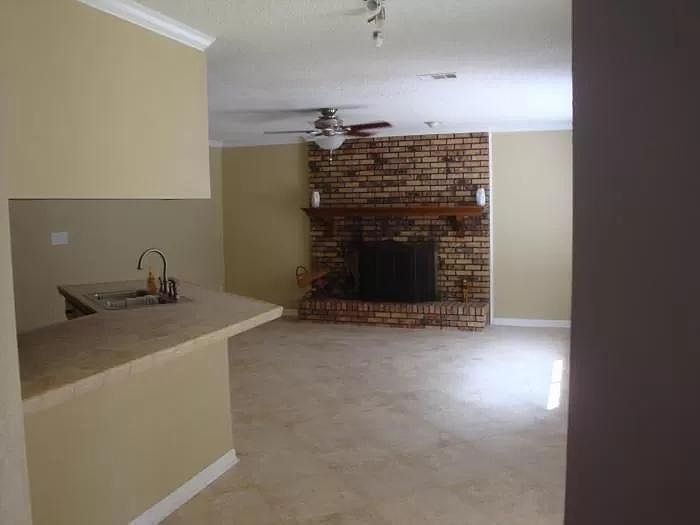 1st image of 404 Bunker Hill Dr